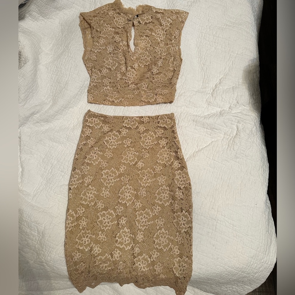 Two piece gold lace dress 🖤